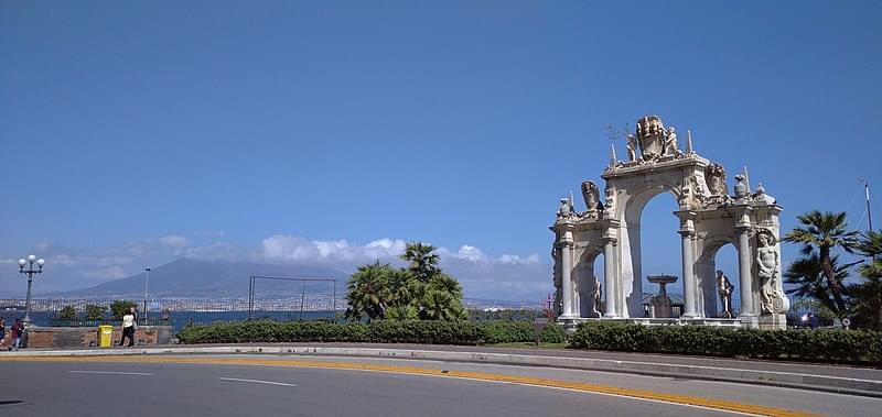 fontana gigante lungomare napoli